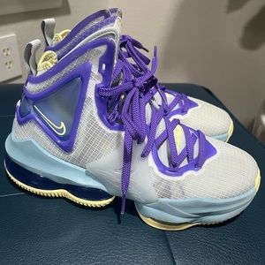 NIKE LEBRON YOUTH SIZE 4